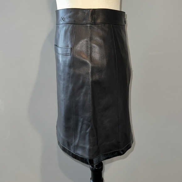 Chanel vintage black leather mini skirt size 34/US size 4. - Picture 4 of 8